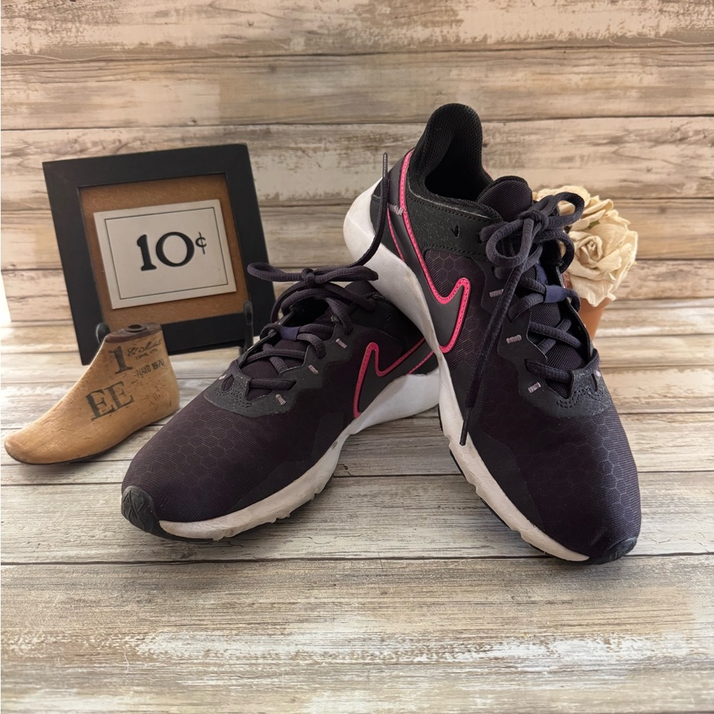 Nike Black and Pink Sneakers Modern Sporty Design